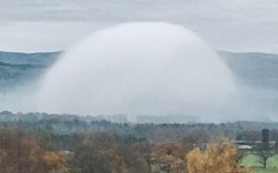 Sương mù hình vòm hiếm gặp giống UFO xuất hiện ở Xứ Wales