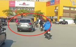 Mazda CX-5 đánh võng, đâm gục xe máy trên phố Hà Nội
