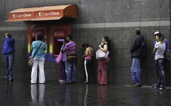 Venezuela: Đi tới 6 cây ATM mới rút được 30.000 đồng