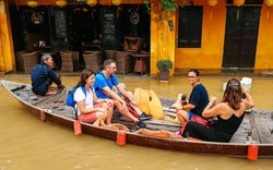 Khách Tây đi thuyền thăm phố cổ Hội An mùa lụt