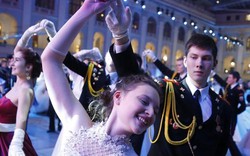 Ngắm các chàng thiếu sinh quân Nga bảnh bao dự vũ hội xa hoa