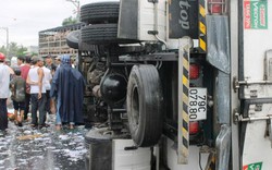 2 ô tô tải va chạm lật nghiêng, hàng tấn hàng hóa đổ tràn ra đường