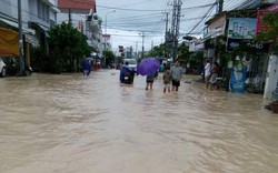 Clip nghẹt thở cảnh ô tô bị nước lũ cuốn trôi ở Nha Trang