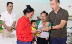 Xạ thủ Hoàng Xuân Vinh tự tay nấu cháo tặng bệnh nhân ở Quảng Trị