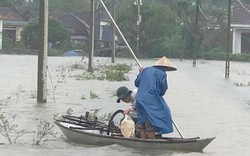 Chùm ảnh: Dùng thuyền, bè chuối thay xe để đi về vì mưa lũ