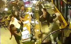 Clip: Nữ nhân viên nhà hàng bị khách giật tóc, đánh vào mặt