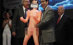 Chile dậy sóng vì màn tặng búp bê tình dục cho bộ trưởng