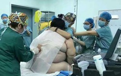 16 người loay hoay đỡ đẻ cho bà bầu "khổng lồ" 127 kg
