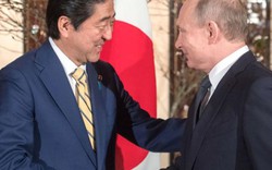 Hai ông Putin và Abe dốc bầu tâm sự trong cảnh trời đêm