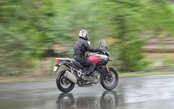 Những phụ kiện "cần" cho mô tô trong mùa mưa