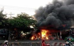 Cháy cây xăng ở Sài Gòn, hơn 40 xe bị thiêu rụi