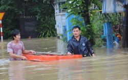 Hoãn cưới vì cô dâu kẹt ở đèo Cả, quê nhà nước lũ mênh mông