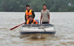 Quảng Ngãi: Lũ qua 1 ngày, chỉ ca nô đưa hàng cứu trợ được tới dân