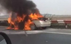 HN: Cháy ô tô trên cao tốc, 5 người đạp cửa thoát thân