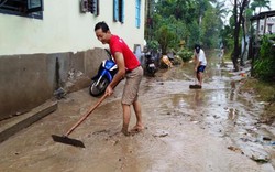 Quảng Nam: Bùn phủ lớp dày sau lũ, dân chật vật dọn dẹp