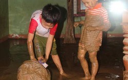 Bình Định: Hơn 50.000 học sinh bị cuốn trôi sách vở do lũ