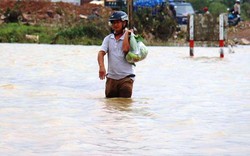 “Ngán” mì tôm, đàn ông vùng lũ thuê ghe, lội nước giúp vợ đi chợ