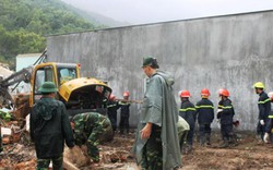 Lở núi chết người ở Nha Trang: Cứu hộ dầm mưa đào bới, dân cảm động