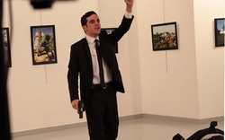 Khoảnh khắc phóng viên AP đối mặt kẻ bắn chết đại sứ Nga