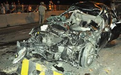Ô tô Camry bị vò nát trên cầu Phú Mỹ, tài xế tử vong