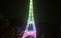 Dân dựng "tháp Eiffel" cao 34m độc nhất vô nhị đón Noel