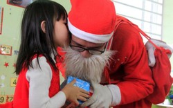 Theo chân ông già Noel đi tặng quà ở Quảng Trị