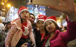 Người Hà Nội đổ về trung tâm đón Noel