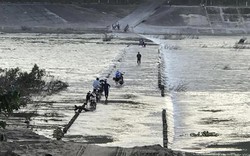 Quảng Ngãi: Bờ tràn nước chảy xiết, người dân vẫn bất chấp băng qua