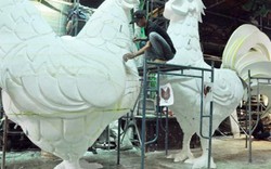 Cận cảnh công xưởng chế tác linh vật gà trống-mái “khủng” ở SG