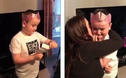 Video: Cậu bé vui sướng khóc nấc khi bố mẹ báo có em bé