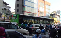 Buýt nhanh BRT chạy thử nghiệm trong cảnh ùn tắc