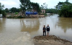 Nhà dân biến thành sông sâu sau trận lũ lịch sử