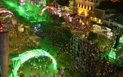 Ngàn người đổ về trung tâm Sài Gòn đón năm mới 2017