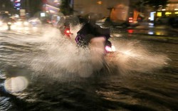 Có “quái vật” hút nước, đường phố SG vẫn thành “sông” sau cơn mưa