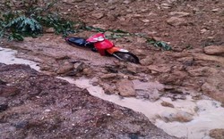 Yên Bái: Hàng nghìn khối đất đá sạt lở "chôn sống" xe máy