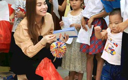 Hà Hồ giản dị tặng quà trung thu cho trẻ em nghèo