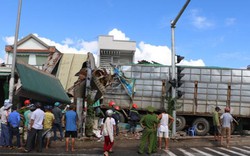 Kinh hoàng “hung thần” chở dăm gỗ tông sập liên tiếp 4 nhà dân