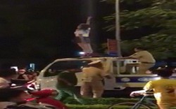 Clip: Cô gái trèo lên nóc xe CSGT, liên tục hô “giết người”