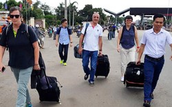 Người nước ngoài bỏ ô tô cuốc bộ qua trạm BOT tuyến tránh Biên Hòa