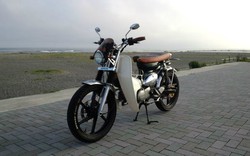 LẠ: Honda Cub 90 độ phong cách cafe racer