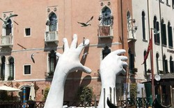 Đôi bàn tay "quái dị" mọc lên từ dưới kênh nước ở Venice
