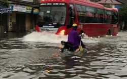 Mưa lớn trong đêm, TP.Vinh lênh láng nước, có nơi ngập 1m