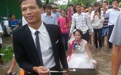 Video cô dâu ngồi thuyền hoa khi đường ngập lụt gây sốt mạng