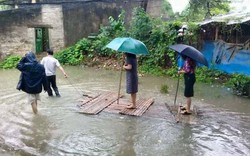 Xôn xao hình ảnh nữ chủ tịch phường đứng trên bè để dân kéo “đi thị sát lụt”