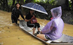 Ảnh: Về nơi 700 công nhân đang ngủ choàng dậy hối hả chạy lũ