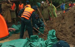 Cảm phục hàng trăm chiến sỹ công an, bộ đội "vá đê" sông Vinh bị vỡ