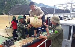 Đi vòng 100km bằng đường thủy cứu trợ các điểm bị cô lập ở Đà Bắc