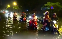 Clip: Người TP.HCM dắt xe lội nước sau cơn mưa kéo dài