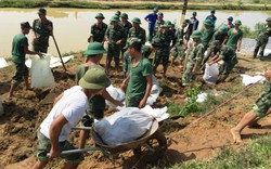 Thanh Hóa: Cả trăm bộ đội gia cố đê sông Cầu Chày ứng phó bão số 11