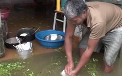 Clip: Dân vùng ngập Hà Nội rửa bát, tắm giặt bằng... nước lũ